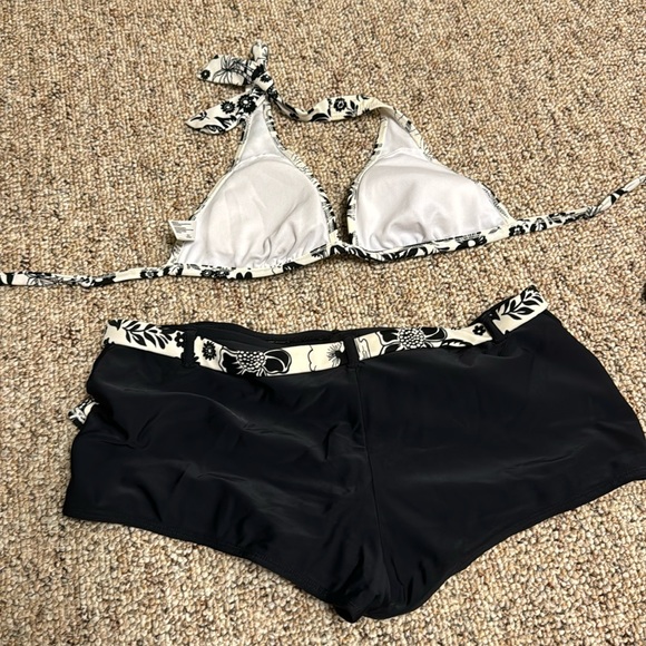 Arizona Jean company, black-and-white floral swimsuit with boy short - Picture 6 of 6